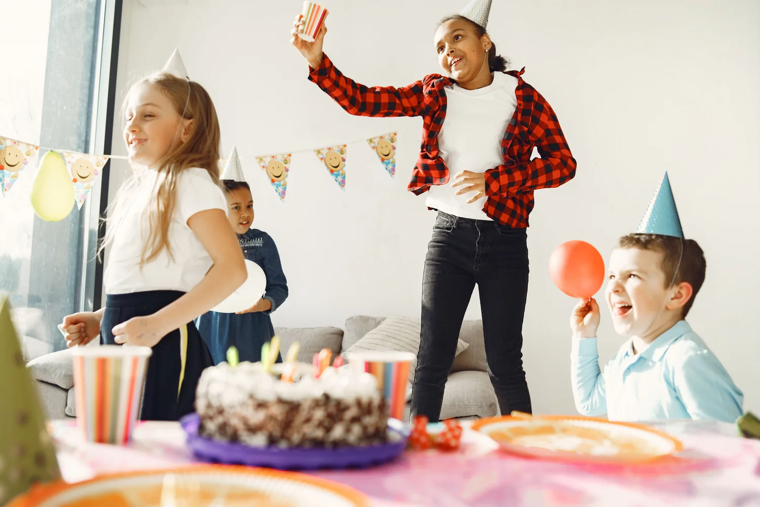 Enfants autour d’un gâteau d’anniversaire, photo d’illustration